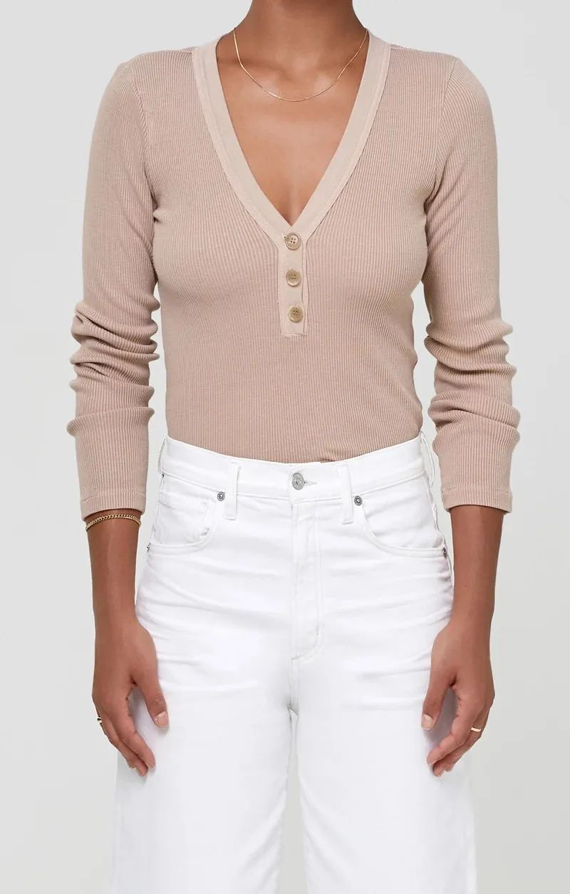 Citizens of Humanity - Scarlett Rib Henley Tee in Nougat